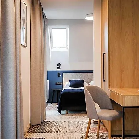 מלון Vesper House 2*