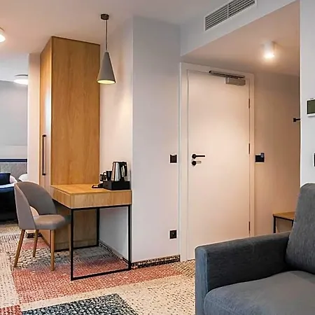 מלון Vesper House 2*